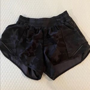 Lululemon Hotty Hot Shorts (black camo)